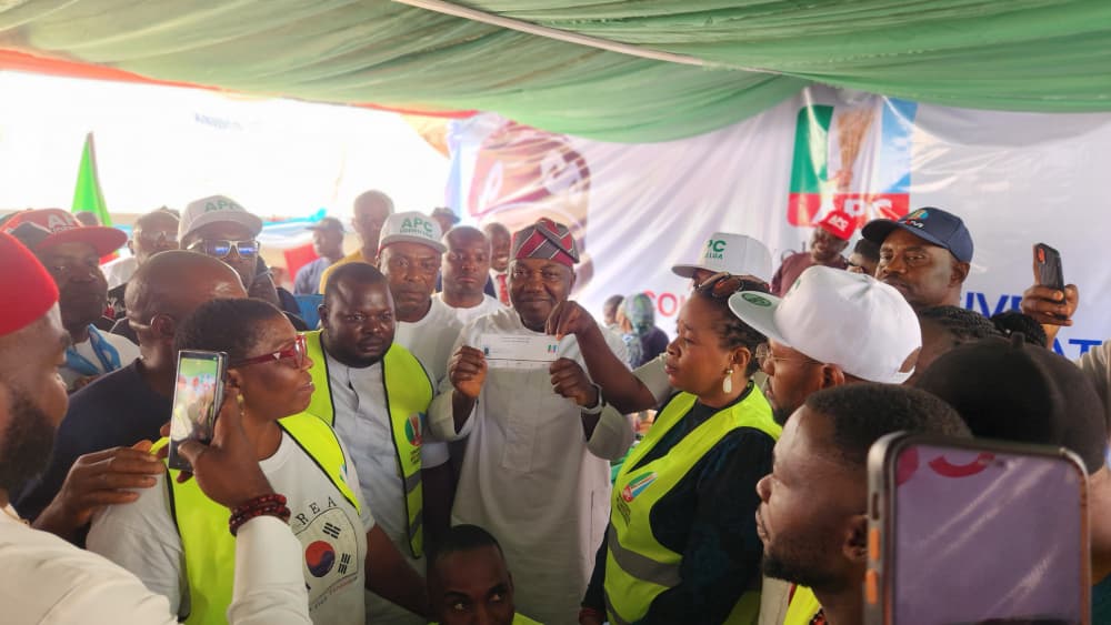 APC e-Registration: Ex-Enugu Governor and Ambassadorial Nominee, Ugwuanyi, Registers in His Ward