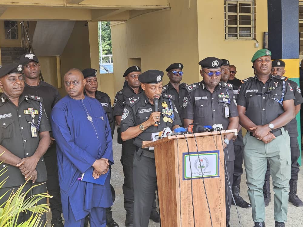 ‎FCT Police Smash Kidnap, 'One Chance' Gangs, Rescue Victim, Recover AK-47, Drugs
‎
‎
