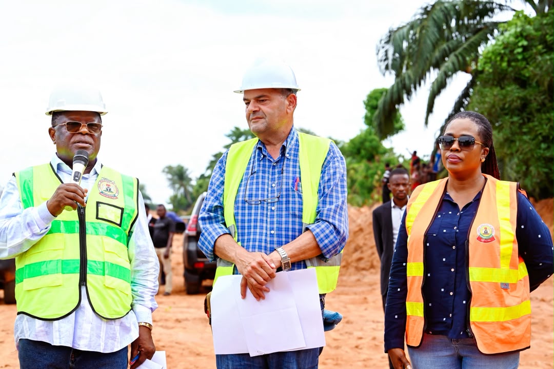 Umahi Orders Contractors To Spare Buildings Along Calabar-Abuja Highway